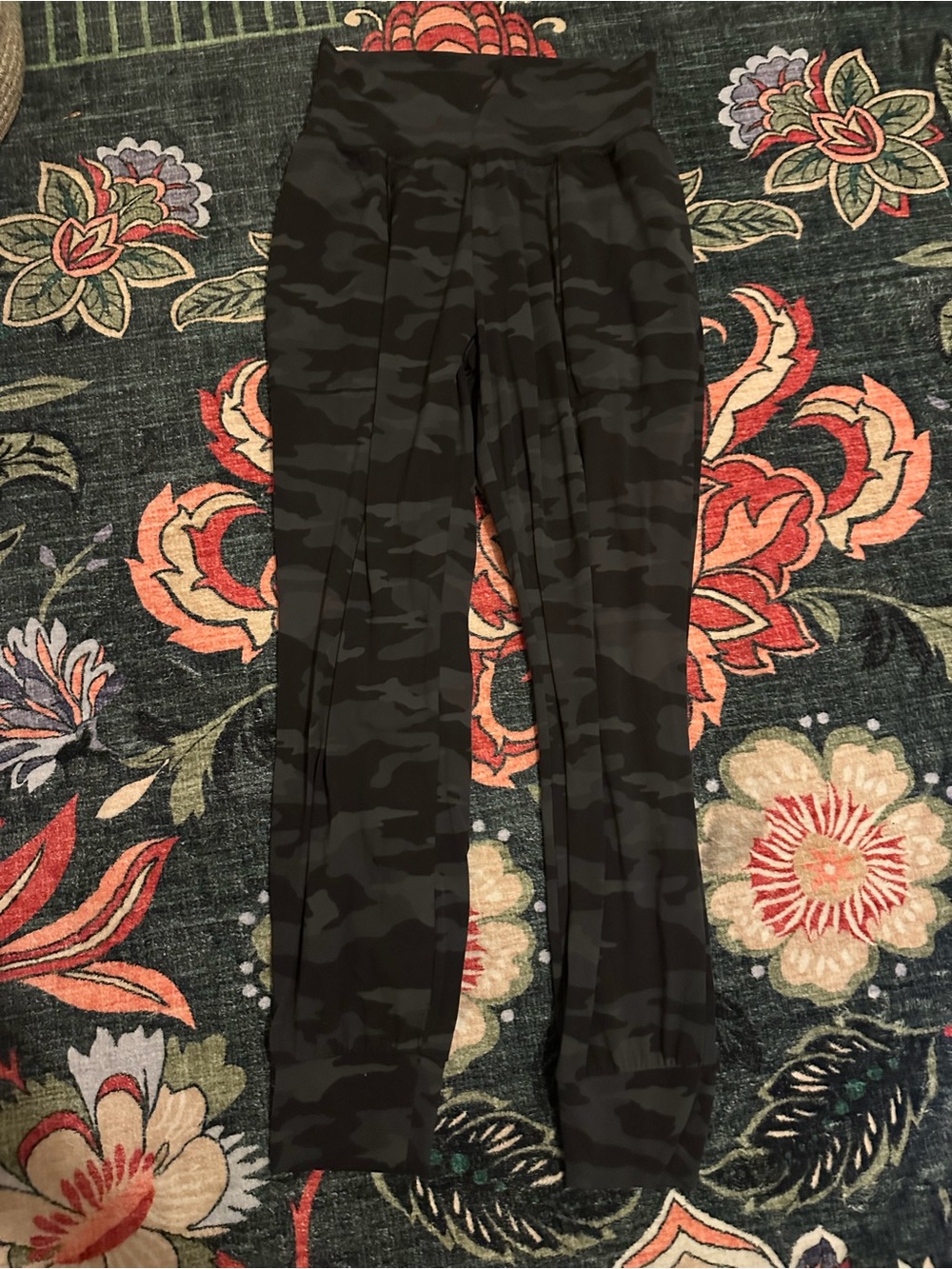 ✨ Athleta Salutation Camo Jogger Leggings Size S 🌿